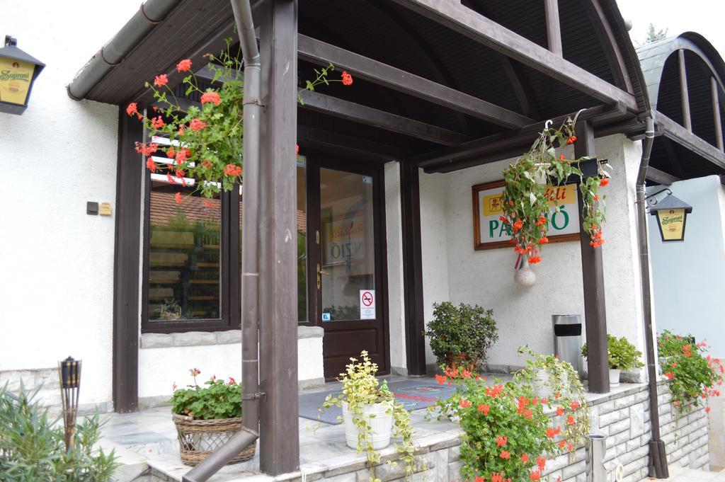 Muskatli Panzio Bed & Breakfast Gyor Exterior photo