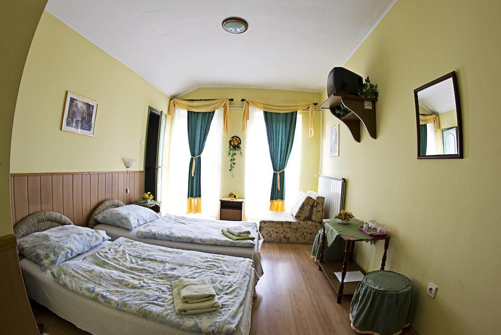 Muskatli Panzio Bed & Breakfast Gyor Room photo